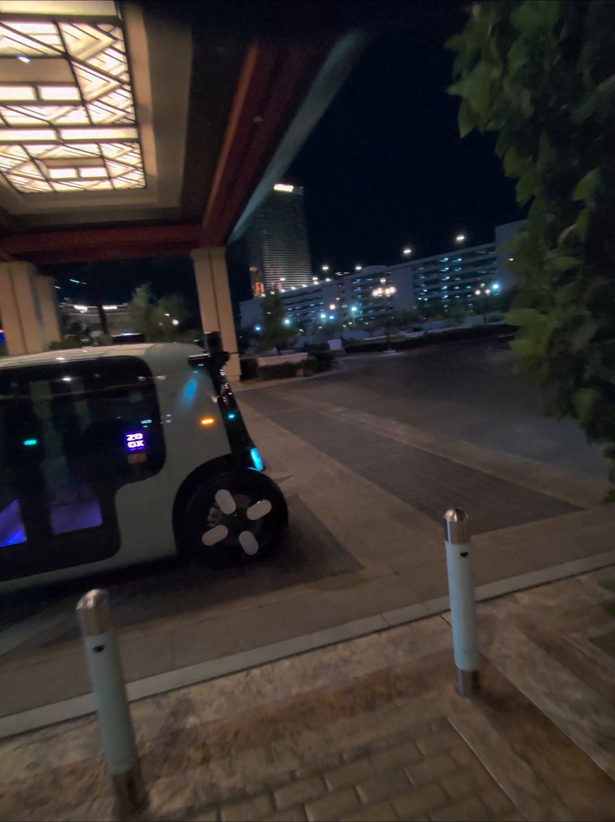 Brilliant noticed this on Zoox...was hoping it would come to @robotaxi x.com/AdanGuajardo/s…